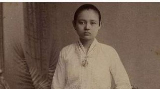 Pasang Ekspresi Fierce, Wanita Pakai Kebaya di Foto Jadul Tahun 1915 Curi Perhatian