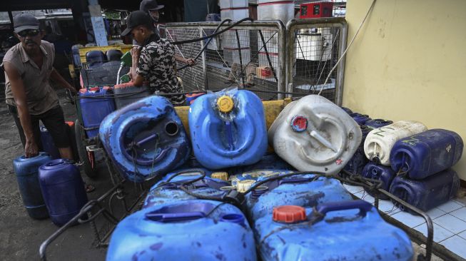 Petugas mengisi BBM jenis solar di SPBU Kampung Nelayan Cilincing, Jakarta, Rabu (14/09/2022). [ANTARA FOTO/Wahyu Putro A/foc].