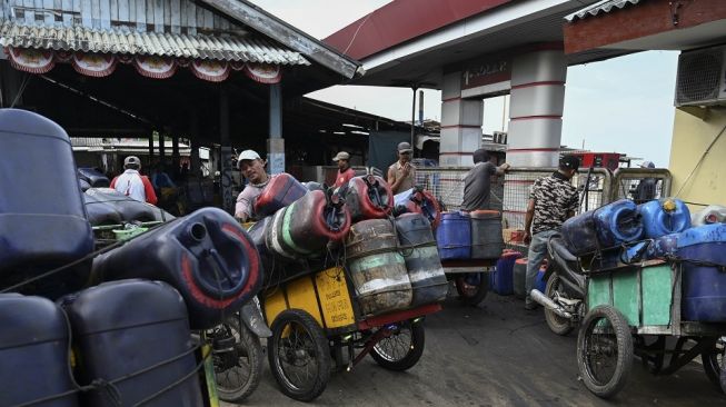 Petugas mengisi BBM jenis solar di SPBU Kampung Nelayan Cilincing, Jakarta, Rabu (14/09/2022). [ANTARA FOTO/Wahyu Putro A/foc].