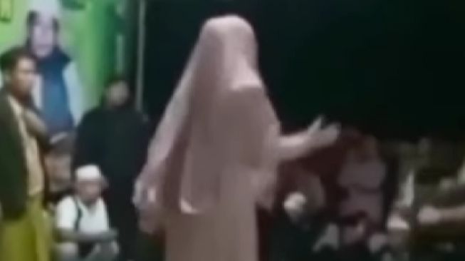 Aksi wanita diduga ustadzah jatuhkan belasan pria tanpa menyentuh (@fakta.indo)