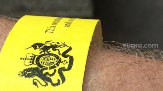 Wristband antrean Queen's lying-in-state, warna kuning pertama ke-10.000 lembar [Suara.com/Nicholas Ingram CNR ukirsari].