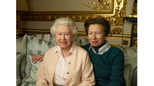 Putri Anne bersama mendiang ibunya tercinta Ratu Elizabeth II (twitter/@RoyalFamily)