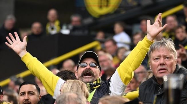 Suporter Borussia Dortmund bereaksi saat mendukung tim kesayangannya menghadapi VfL Bochum dalam pertandingan Liga Jerman 2021-22 di Stadion Signal Iduna Park, Dortmund, Jerman, Sabtu (30/4/2022). [Dok.Antara]