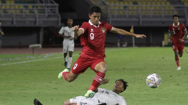 Pemain Indonesia Hokky Caraka saat berusaha melewati hadangan pemain Timor Leste dalam pertandingan Grup F babak kualifikasi Piala Asia U-20 di Stadion Gelora Bung Tomo Surabaya, Rabu (14/9/2022) malam. ANTARA/Moch Asim.