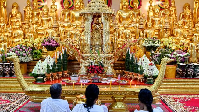 Umat Buddha berdoa selama festival Pchum Ben (Festival Kematian) di sebuah pagoda di Phnom Penh, Kamboja, Selasa (13/9/2022). [TANG CHHIN Sothy / AFP]