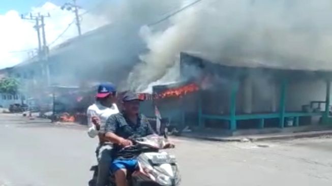 Sejumlah Warung dan Kios Warga Banyuwangi Ludes Dalam Kebakaran Hebat Siang Tadi