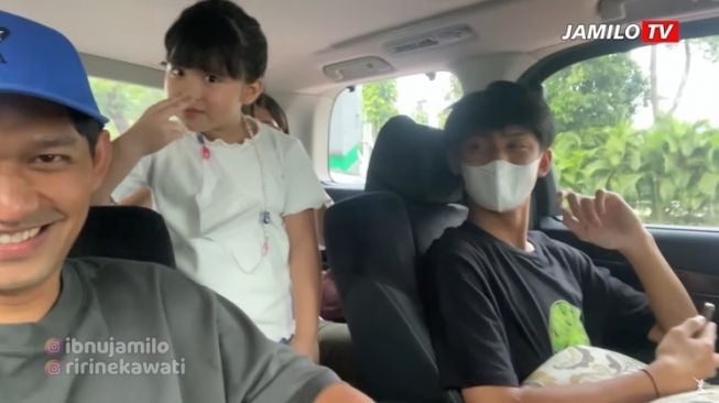 Momen Dhofin anak Ibnu Jamil jalan bareng adik sambung (YouTube/Jamilo TV)