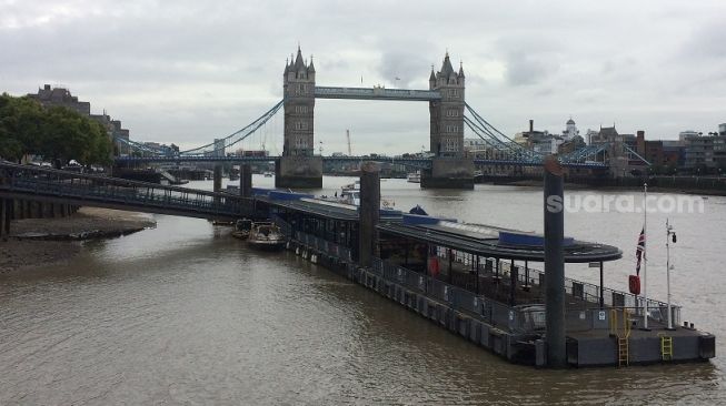 Tower Bridge menuju the Tower of London. Kerap salah dikira London Bridge. Perhatikan bendera Union Jack di pontoon yang berkibar setengah tiang untuk menghormati Yang Mulia Ratu Elizabeth II mangkat [Suara.com/Nicholas Ingram CNR ukirsari].