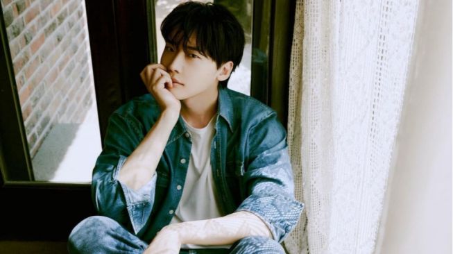 Lama Tak Bertemu, Lee Jong Suk Manjakan Penggemar di Fan Meeting Terbarunya