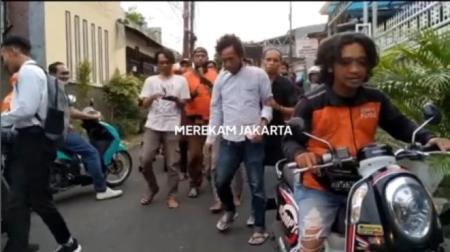 Cowok Berpenampilan Trendy Curi HP Tukang Nasi Goreng, Kontan Dapat 'Salam Olahraga' dari Massa