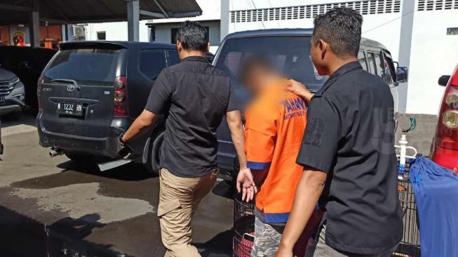 Tatapan Kosong Kedua Tersangka Tewasnya Santri Gontor, Pengacara: Kadang Terlihat Menangis Sendiri