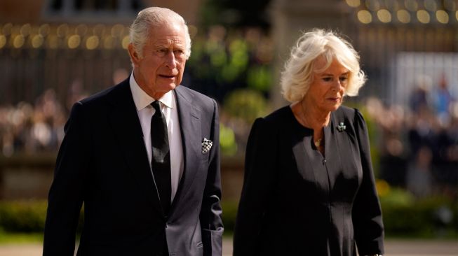 Raja Inggris Charles III dan Permaisuri Camilla saat tiba Kastil Hillsborough, Belfast, Irlandia Utara, Selasa (13/9/2022). [Paul Faith / AFP]