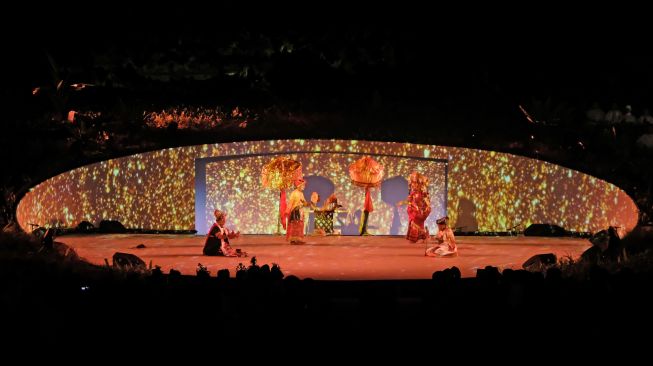 Tetua adat bersama seniman melangsungkan ritual Ruwatan Bumi pada rangkaian Pertemuan Tingkat Menteri Kebudayaan G20 di Taman Lumbini Kompleks Candi Borobudur, Magelang, Jawa Tengah, Selasa (13/9/2022). [ANTARA FOTO/Anis Efizudin/aww]
