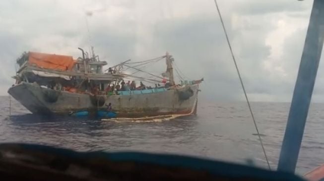 Kapal ikan nelayan asing sedang pesta pora mengeruk ikan di laut Natuna. (Foto: Dok. nelayan tradisional Natuna via Batamnews)