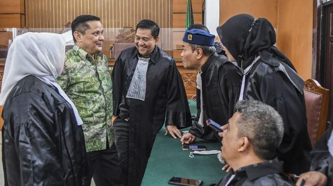 Terdakwa mantan Kadiv Hubungan Internasional (Hubinter) Polri Irjen Pol Napoleon Bonaparte (kedua kiri) berdiskusi dengan kuasa hukumnya usai menjalani sidang putusan kasus dugaan penganiayaan terhadap narapidana kasus penistaan agama Muhammad Kosman alias M. Kace di Pengadilan Negeri Jakarta Selatan, Kamis (15/9/2022). [ANTARA FOTO/Galih Pradipta/rwa].