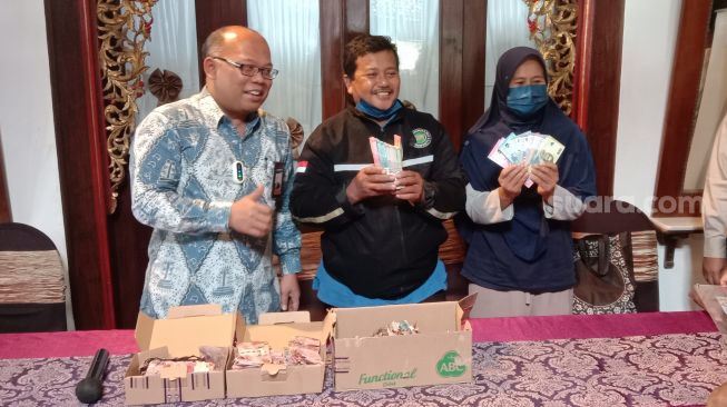 Samin dan Keluarga Akhirnya Daftar Haji Usai Uangnya Rusak Dimakan Rayap, Gunakan Dana Pribadi