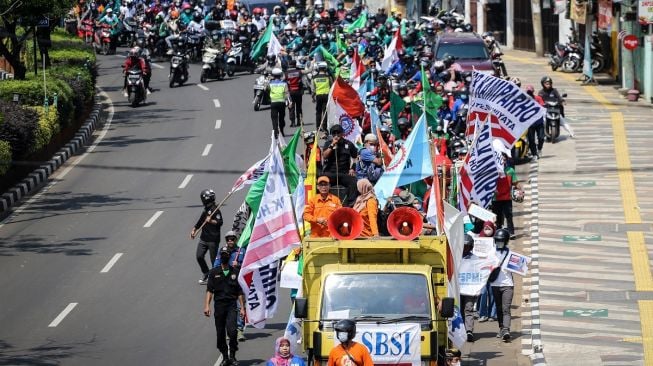 Buruh yang tergabung dalam Federasi Serikat Pekerja dan Serikat Buruh berunjuk rasa di depan Kantor Pemerintah Kota Depok, Depok, Jawa Barat, Kamis (15/9/2022). [ANTARA FOTO/Asprilla Dwi Adha/rwa].