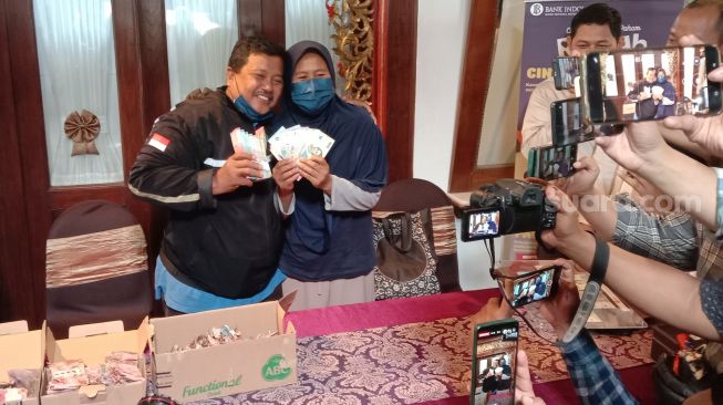 Senyum Samin Uangnya Habis Dimakan Rayap Dapat Ganti, Meski Tidak Penuh, Namun Langsung Daftar Haji