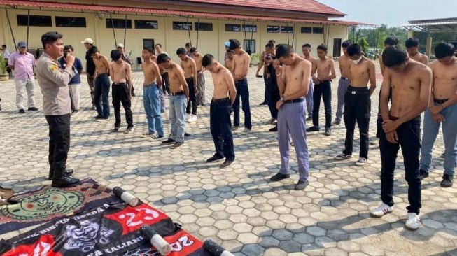 Hendak Ikut Demo Penolakan Kenaikan Harga BBM, Puluhan Pelajar Lampung Selatan Ditangkap karena Bawa Sajam