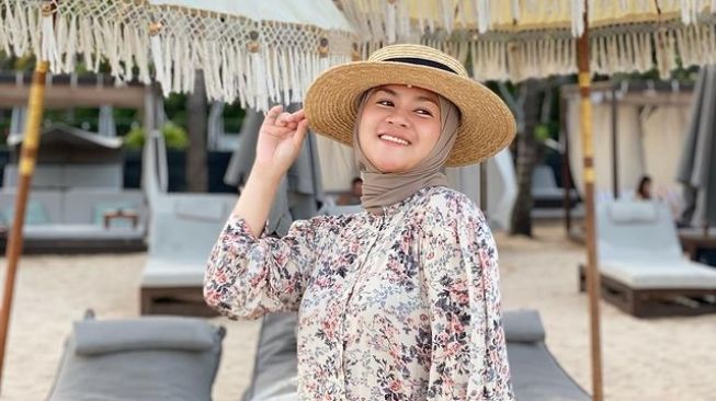 Potret Yunita Mantan Istri Daus Mini Liburan di Bali (Instagram/@lee_yunita)