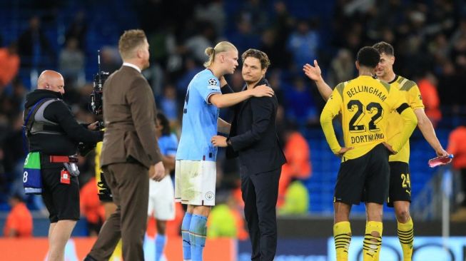 Striker Manchester City, Erling Haaland (tengah kiri) memeluk pelatih kepala Dortmund Edin Terzic setelah berakhirnya matchday kedua Grup G Liga Champions 2022-2023 (Champions League) antara Manchester City vs Borussia Dortmund di Stadion Etihad di Manchester pada 14 September 2022 waktu setempat.
Lindsey Parnaby / AFP