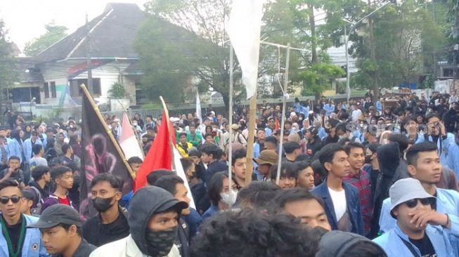 Aksi unjuk rasa mahasiswa di Bandung, Jawa Barat menolak kenaikan harga bahan bakar minyak (BBM). (Suara.com/M Dikdik RA)