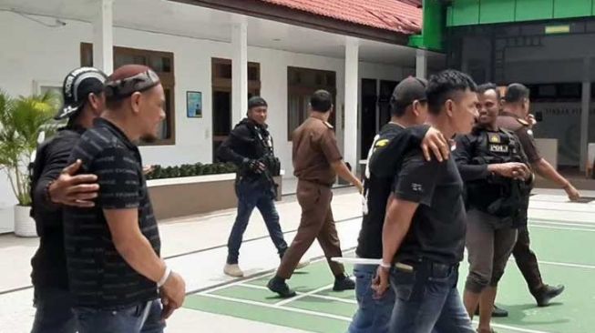 Polisi Serahkan Tersangka dan Barang Bukti Kasus Pembunuhan Dua Petani ke Jaksa