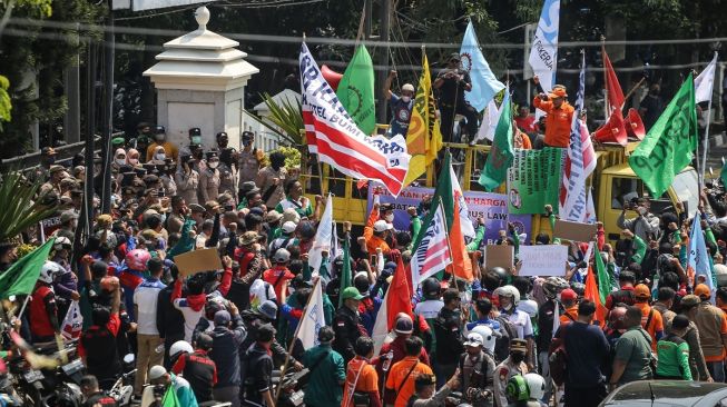 Buruh yang tergabung dalam Federasi Serikat Pekerja dan Serikat Buruh berunjuk rasa di depan Kantor Pemerintah Kota Depok, Depok, Jawa Barat, Kamis (15/9/2022). [ANTARA FOTO/Asprilla Dwi Adha/rwa].