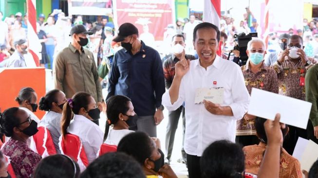 Tinjau Bansos di Maluku, Presiden Sebut dalam Seminggu BLT BBM Tersalurkan kepada 8,1 Juta Penerima