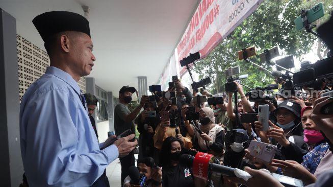 Kepala KUA Cilandak Bunyamin memberikan keterangan pers terkait pernikahan Cita-Citata dengan Didi Mahardika di Kantor KUA Cilandak, Jakarta, Kamis (15/9). [Suara.com/Oke Atmaja]