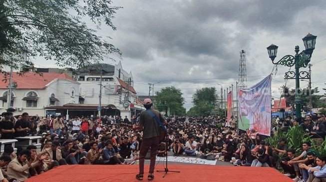 Panggung rakyat di depan Gedung Agung Istana Kepresidenan Yogyakarta, Kamis (15/9/2022) sore. [Hiskia Andika Weadcaksana / Suarajogja.id]