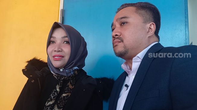 Roro Fitria dan pengacaranya, Asgar Sjarfi [Suara.com/Rena Pangesti]