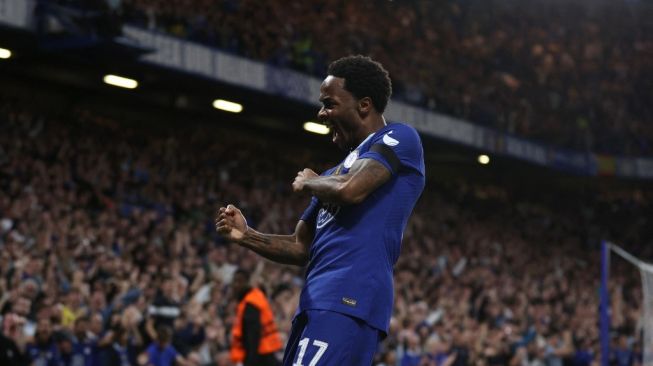 Penyerang Chelsea, Raheem Sterling melakukan selebrasi usai mencetak gol ke gawang Salzburg pada laga Liga Champions di Stamford Bridge. [Adrian DENNIS / AFP]