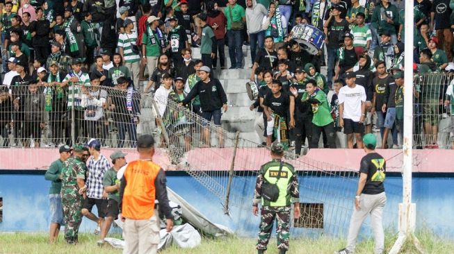 Amuk Bonek di Gelora Delta Sidoarjo, Bench Pemain Dirusak hingga Bikin Kameraman TV Ketakutan