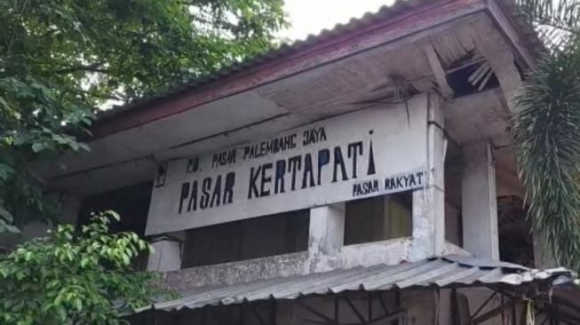 Waduh! Atap Bangunan Pasar Kertapati Palembang Ambruk