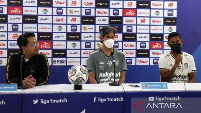 Pelatih Bali Unit Stefano Cugurra (tengah) bersama pemain Bali United Hudi Abdillah (kanan) dalam konferensi Pers sebelum pertandingan di Stadion Manahan Solo, Rabu (14/9/2022). ANTARA/Bambang Dwi Marwoto.