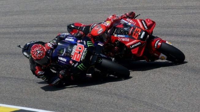 Pebalap tim Monster Energy Yamaha Fabio Quartararo dan pebalap Ducati Lenovo Francesco Bagnaia bertarung di Grand Prix Jerman, Sirkuit Sachsenring. (19/6/2022) (AFP/RONNY HARTMANN)