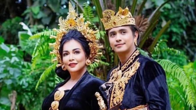 Makna Pengantin Bali Mandi di Sungai Setelah Upacara