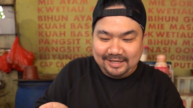 Food vlogger saat mencici menu makanan di warung sederhana (Youtube/ Nex Carlos).