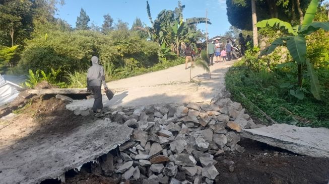 Bikin Merinding, Penampakan Pergeseran Tanah di Bojong Koneng Bogor, 18 Rumah Rusak dan Warga Langsung Diungsikan