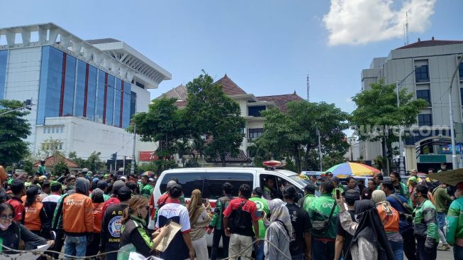 Gelar Aksi Unjuk Rasa, Driver Ojol Geruduk Kantor Gubernur Jateng, Sampaikan 3 Tuntutan Ini