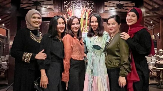  Potret Terbaru Wanda Hamidah Usai Berhijab (Instagram/@Wanda_Hamidah)