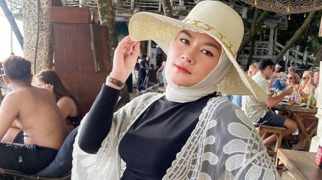 Potret Yunita Mantan Istri Daus Mini Liburan di Bali (Instagram/@lee_yunita)