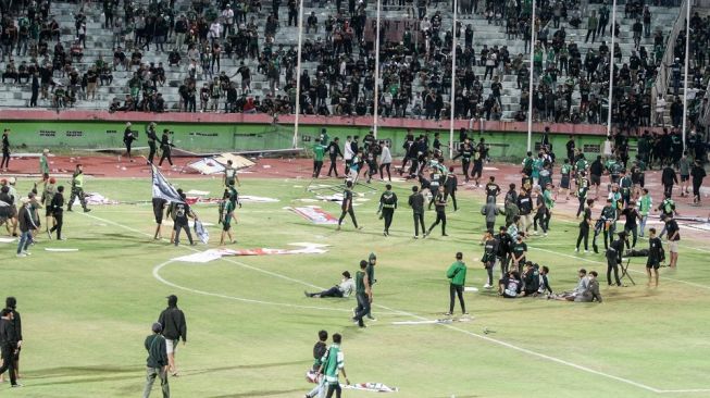 Suporter Persebaya turun ke lapangan usai timnya kalah dari Rans Nusantara FC seusai pertandingan Liga 1 di Stadion Gelora Delta Sidoarjo, Jawa Timur, Kamis (15/9/2022). Kericuhan penonton tersebut diduga dipicu oleh kekecewaan terhadap kekalahan Persebaya melawan Rans Nusantara FC. ANTARA FOTO/Umarul Faruq/hp.