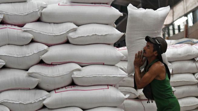 Pekerja memanggul karung berisi beras di Pasar Induk Cipinang, Jakarta, Rabu (14/9/2022). ANTARA FOTO/Aditya Pradana Putra
