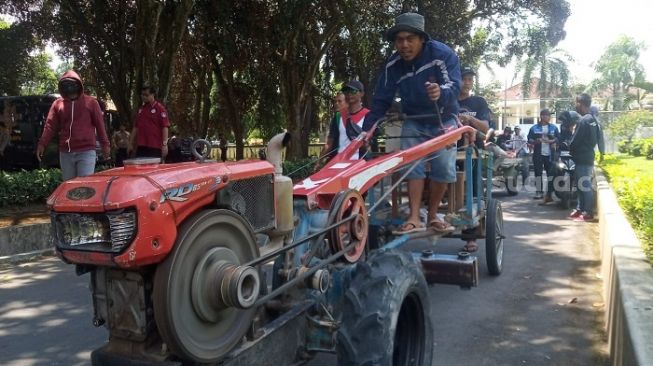 Geruduk Kantor DPRD Magelang, Sopir Traktor Ngeluh Hanya Dapat Jatah Solar Setengah Liter Sehari: Nggak Cukup!