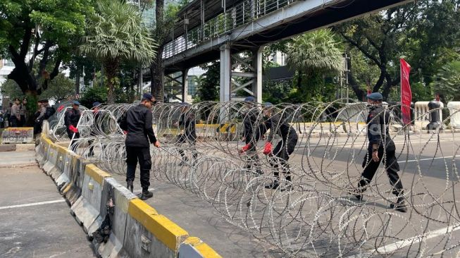 Mahasiswa dan Buruh Gelar Demo di Patung Kuda dan Gedung DPR, Polisi Kerahkan 2.000 Personel