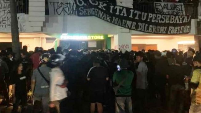 Suporter Persebaya melancarkan aksi protes akibat prihatin terhadap kondisi tim kesayangannya di kantor manajamen yang berlokasi di kompleks Sutos, Kamis (15/9/2022) malam. ANTARA/HO-CS.