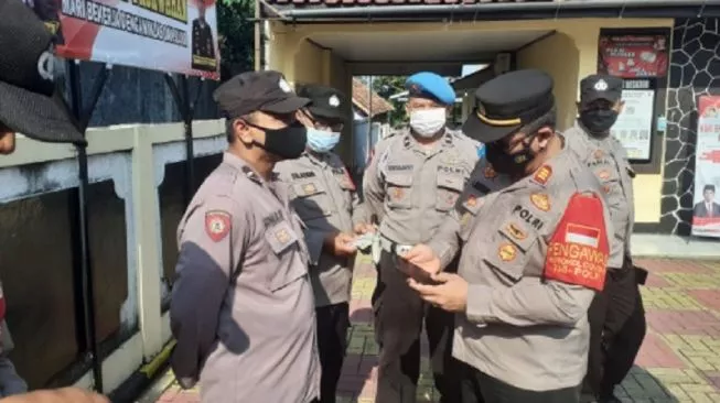 Razia ponsel milik anggota polisi di Polsek Pasawahan, Kabupaten Purwakarta pada Kamis 15/9/2022). Razia itu dilakukan untuk memberantas judi online. [Jabarnews.com]