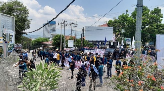 Mahasiswa Lampung Gelar Demo di Gedung DPRD Tolak Kenaikan Harga BBM